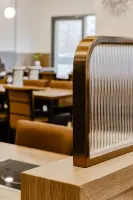 리브드 유리 파티션이 돋보이는 모던 한식당 디테일